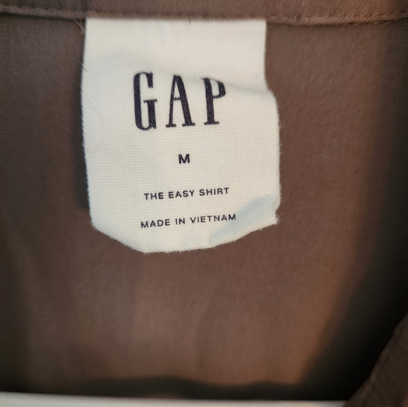 EUC GAP Womens Button up Blouse.  Grest Taupe Color.  Very stylish.   Size M - Picture 2 of 4